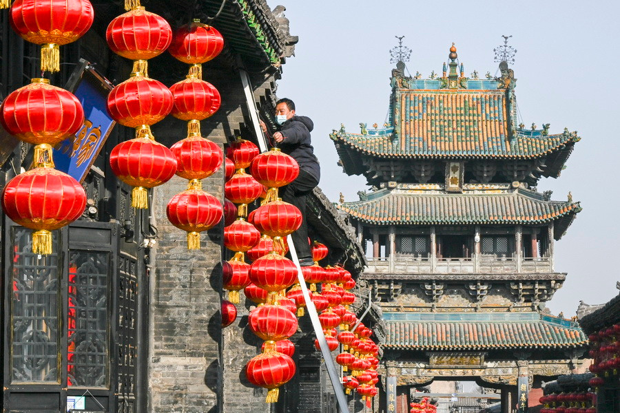 Người dân treo đèn lồng trang trí đón Tết Nguyên đán tại tỉnh Sơn Đông, Trung Quốc, ngày 29/1/2024. (Ảnh: THX/TTXVN)