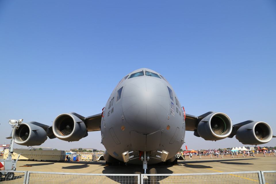 Một mẫu máy bay quân sự của Mỹ tại triển lãm quốc phòng và hàng không vũ trụ khu vực châu Phi 2022. (Ảnh: Hồng Minh/TTXVN)