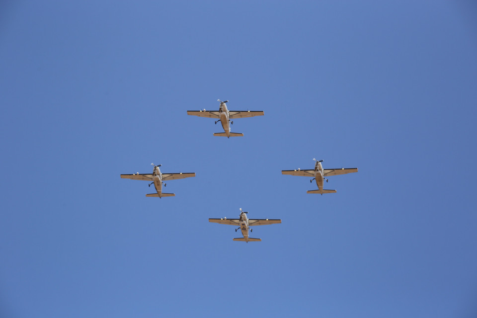 Một màn trình diễn trên không của quân đội Nam Phi tại triển lãm quốc phòng và hàng không vũ trụ khu vực châu Phi 2022 (AAD 2022). (Ảnh: Hồng Minh/TTXVN)