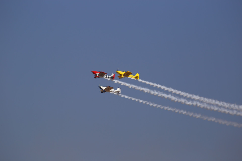 Một màn trình diễn trên không của quân đội Nam Phi tại triển lãm quốc phòng và hàng không vũ trụ khu vực châu Phi 2022 (AAD 2022). (Ảnh: Hồng Minh/TTXVN)
