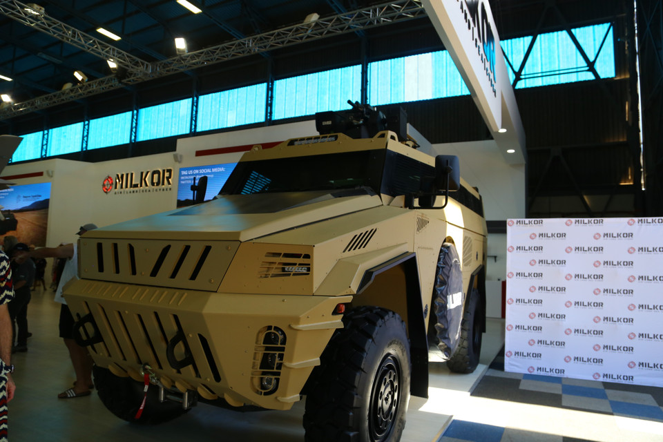 Một mẫu xe quân đội được trưng bày tại triển lãm quốc phòng và hàng không vũ trụ khu vực châu Phi 2022. (Ảnh: Hồng Minh/TTXVN)