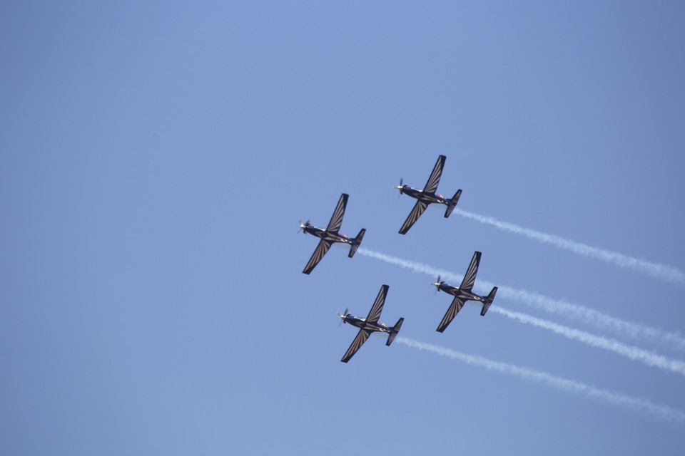 Một màn trình diễn trên không của quân đội Nam Phi tại triển lãm quốc phòng và hàng không vũ trụ khu vực châu Phi 2022 (AAD 2022). (Ảnh: Hồng Minh/TTXVN)
