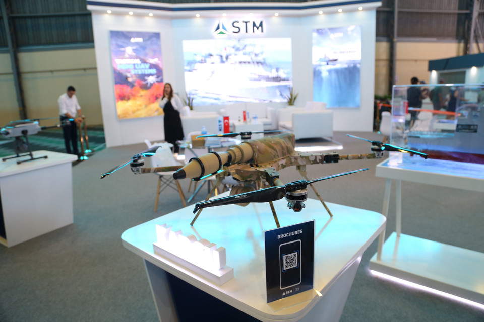 Mẫu thiết bị bay không người lái được trưng bày tại triển lãm quốc phòng và hàng không vũ trụ khu vực châu Phi 2022. (Ảnh: Hồng Minh/TTXVN)