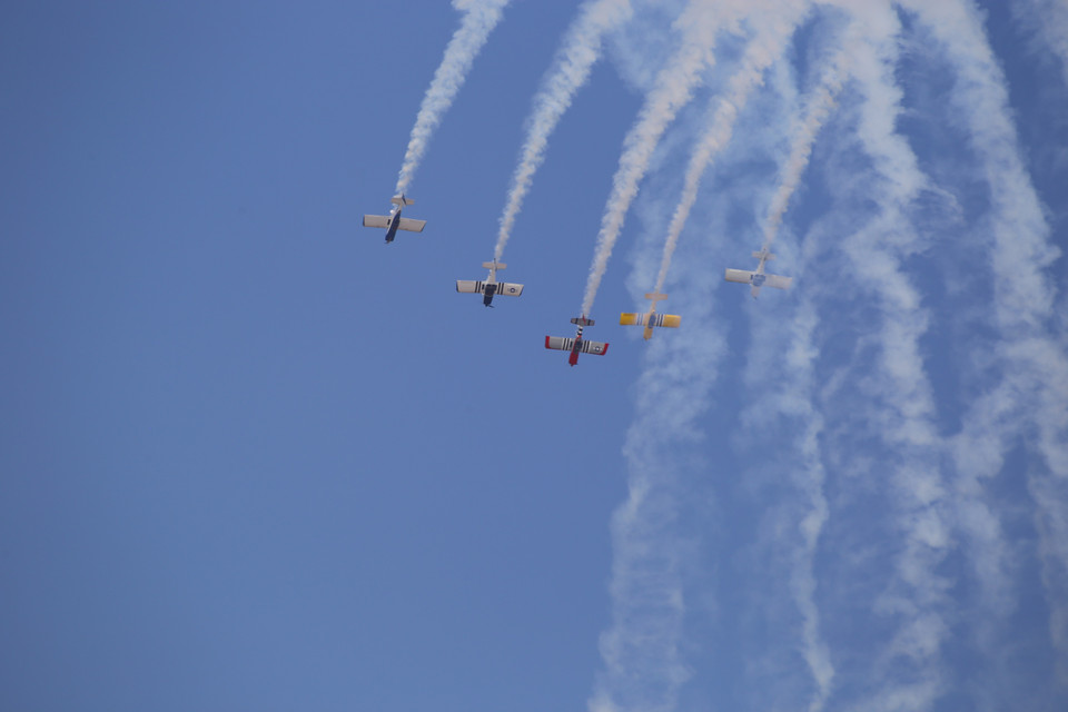 Một màn trình diễn trên không của quân đội Nam Phi tại triển lãm quốc phòng và hàng không vũ trụ khu vực châu Phi 2022 (AAD 2022). (Ảnh: Hồng Minh/TTXVN)