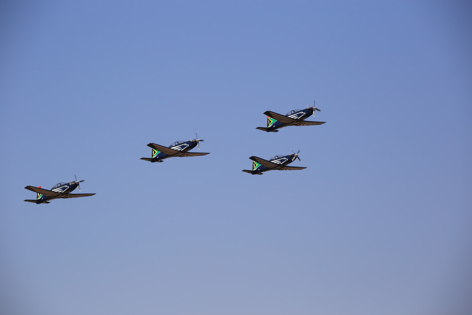 Một màn trình diễn trên không của quân đội Nam Phi tại triển lãm quốc phòng và hàng không vũ trụ khu vực châu Phi 2022 (AAD 2022). (Ảnh: Hồng Minh/TTXVN)