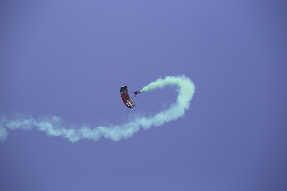 Một màn trình diễn trên không của quân đội Nam Phi tại triển lãm quốc phòng và hàng không vũ trụ khu vực châu Phi 2022 (AAD 2022). (Ảnh: Hồng Minh/TTXVN)