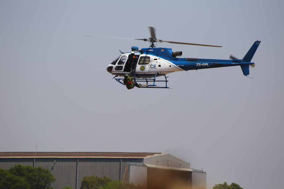 Trực thăng của lực lượng cảnh sát Nam Phi trình diễn tại triển lãm quốc phòng và hàng không vũ trụ khu vực châu Phi 2022. (Ảnh: Hồng Minh/TTXVN)