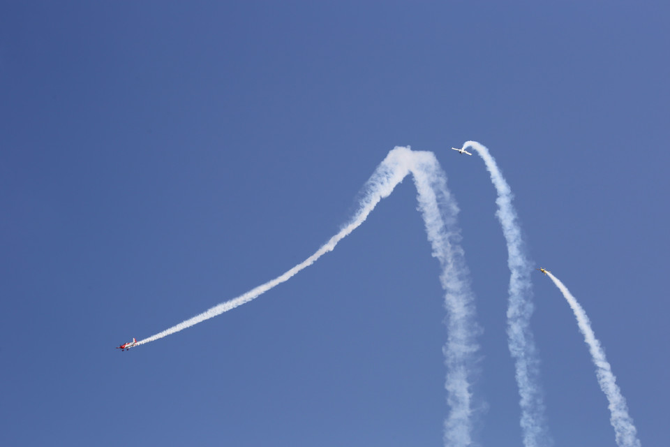 Một màn trình diễn trên không của quân đội Nam Phi tại triển lãm quốc phòng và hàng không vũ trụ khu vực châu Phi 2022 (AAD 2022). (Ảnh: Hồng Minh/TTXVN)