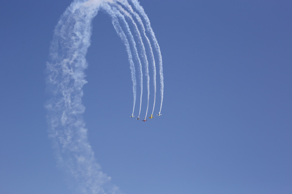 Một màn trình diễn trên không của quân đội Nam Phi tại triển lãm AAD 2022. (Ảnh: Hồng Minh/TTXVN)