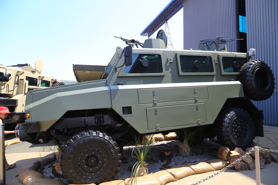 Một mẫu xe quân đội được trưng bày tại triển lãm quốc phòng và hàng không vũ trụ khu vực châu Phi 2022. (Ảnh: Hồng Minh/TTXVN)