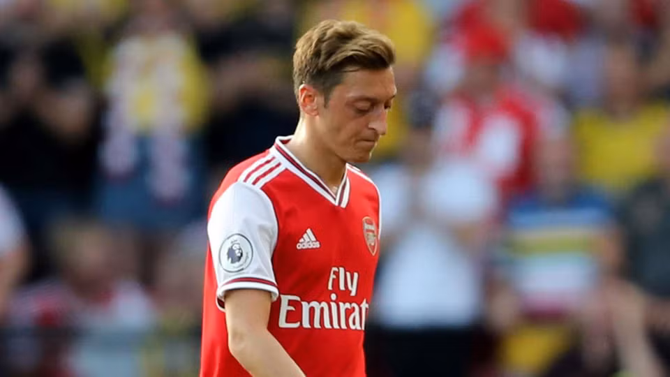 Mesut Ozil (Arsenal) từng hứa trả toàn bộ viện phí cho 11 trẻ em đang phải trị bệnh tại Brazil trước khi World Cup 2014 diễn ra. Sau khi mùa giải kết thúc, Ozil đã chi trả 237.000 bảng tiền viện phí cho 23 trẻ em, đồng thời đóng góp toàn bộ số tiền thưởng nhận được từ World Cup để làm từ thiện.