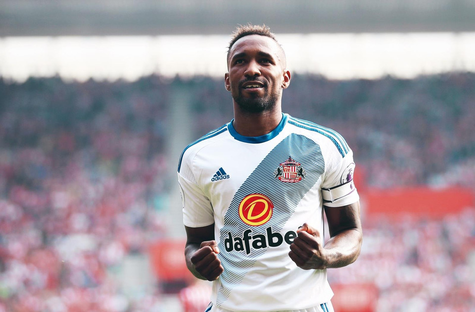 Jermain Defoe (Rangers FC) hồi năm ngoái đã được trao Huân chương Hoàng gia Anh (OBE) về những đóng góp cho công tác từ thiện. Tiền đạo người Anh đã lập nên quỹ Jermain Defoe Foundation vào năm để giúp đỡ những trẻ em có hoàn cảnh khó khan tại khu vực Caribe.