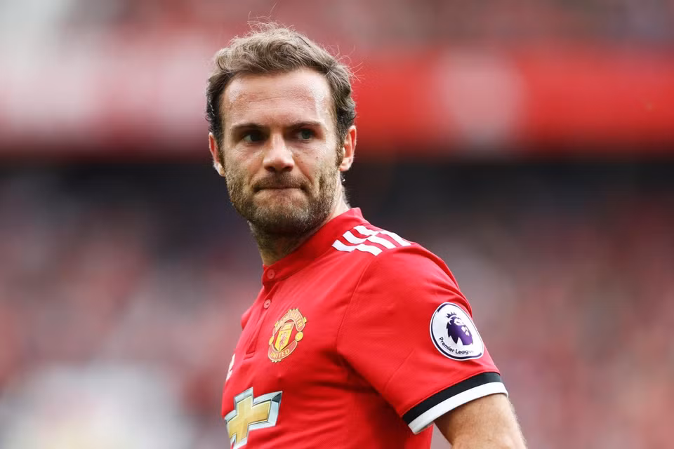 Juan Mata (Manchester United) đã thành lập quỹ từ thiện 'Common Goal' vào năm 2017 nhằm quyên góp tài trợ cho nhiều tổ chức phi chính phủ trên toàn thế giới với mục đích từ thiện. Hiện đã có 122 cầu thủ và huấn luyện viên tham gia quỹ và đóng góp 1% tiền lương hằng tháng.