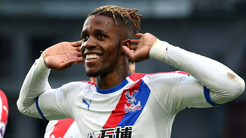 Wilfried Zaha (Crystal Palace) mới đây đã nhận được giải thưởng Best of Africa vì những nỗ lực trong việc hỗ trợ quá trình phát triển kinh tế-xã hội tại châu Phi. Zaha đã dành 10% tiền lương của mình để hỗ trợ những người kém may mắn tại quê nhà Côte d’Ivoire.