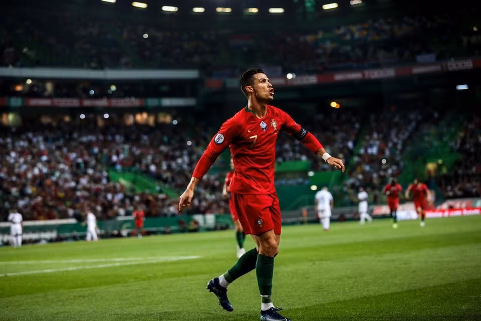 Cristiano Ronaldo (Juventus) hiện đang là đại sứ của 3 tổ chức từ thiện lớn nhất thế giới là Save The Children, World Vision và Quỹ Nhi đồng Liên hợp quốc (UNICEF). Năm 2014, sau khi cùng Real Madrid vô địch Champions League, Ronaldo đã dùng toàn bộ số tiền thưởng 450.000 bảng để làm từ thiện.