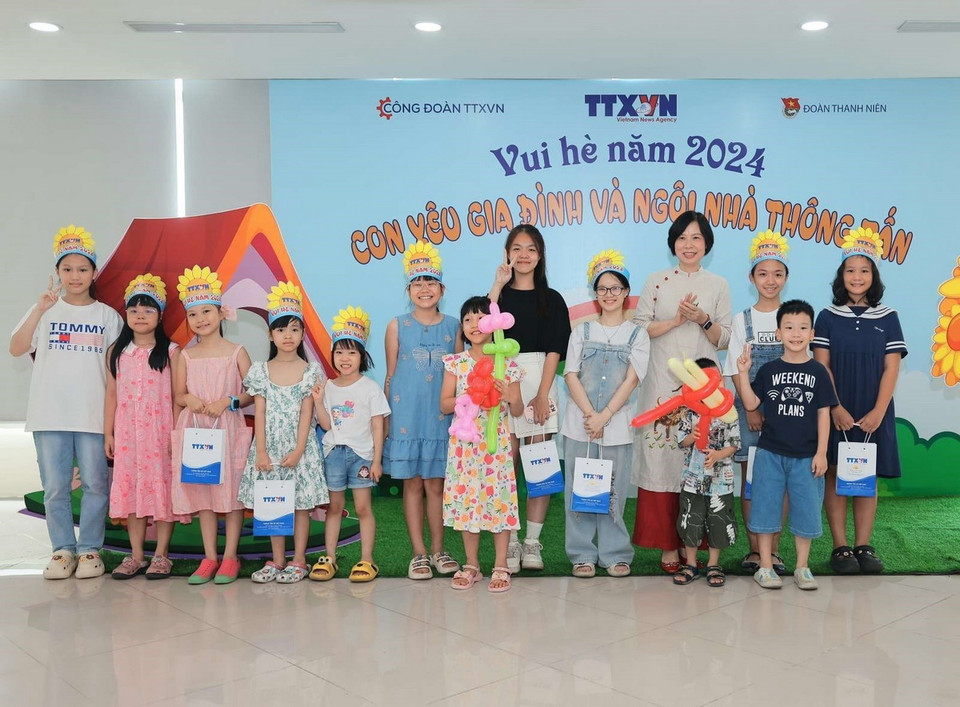 Tổng Giám đốc TTXVN Vũ Việt Trang cùng các tác giả nhỏ tuổi có tranh trưng bày là con cán bộ, nhân viên TTXVN. (Ảnh: Hoàng Hiếu/TTXVN)