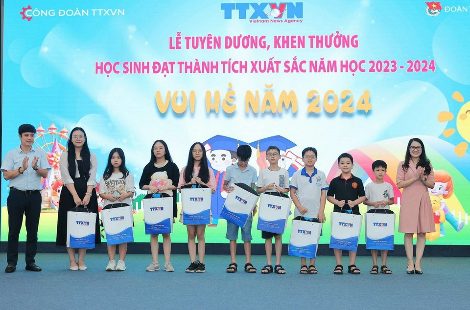 Tuyên dương học sinh đạt giải cấp quận, huyện. (Ảnh: Hoàng Hiếu/TTXVN)