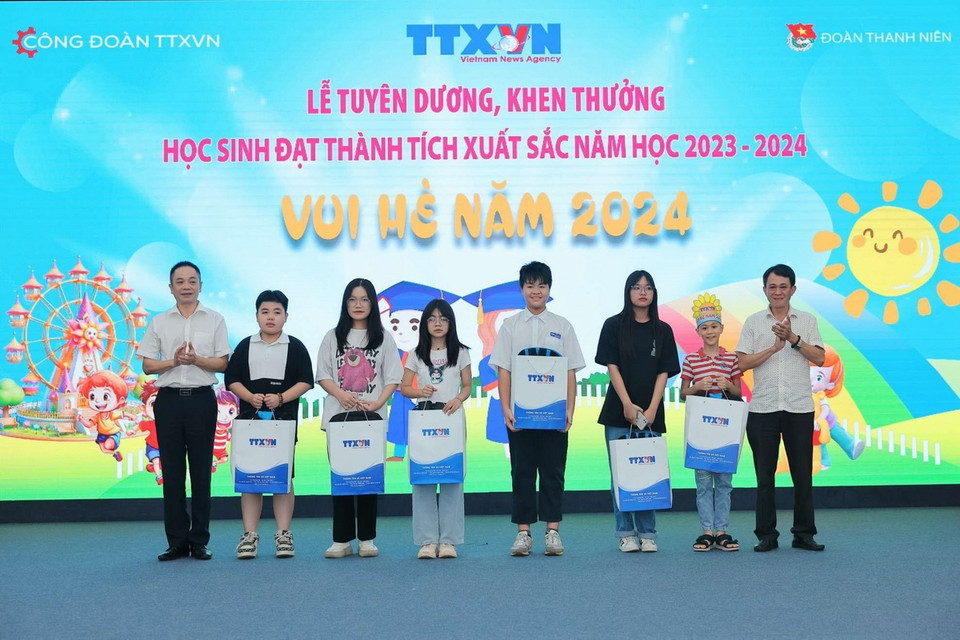 Tuyên dương học sinh đạt giải cấp quận, huyện. (Ảnh: Hoàng Hiếu/TTXVN)