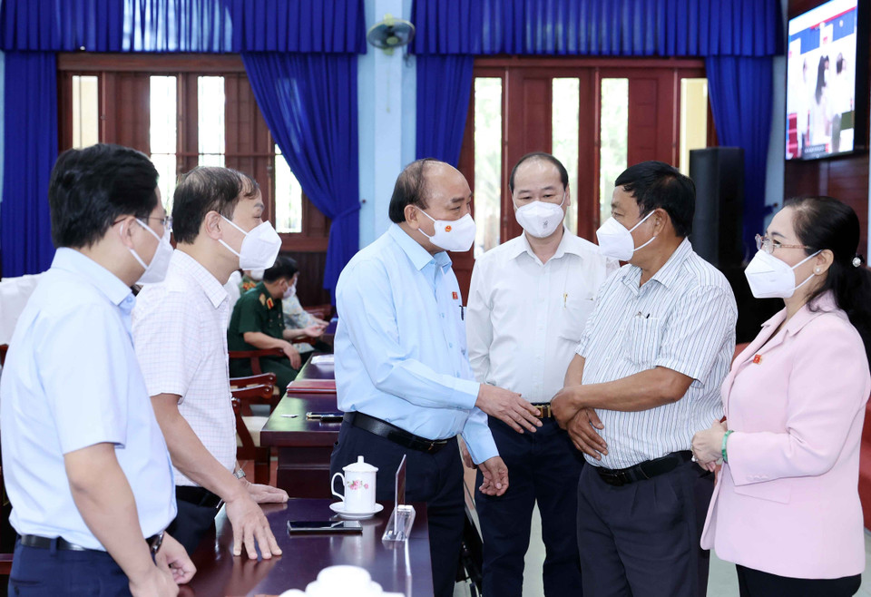 Chủ tịch nước Nguyễn Xuân Phúc gặp gỡ các cử tri tại điểm cầu thị trấn Củ Chi. (Ảnh: Thống Nhất/TTXVN)