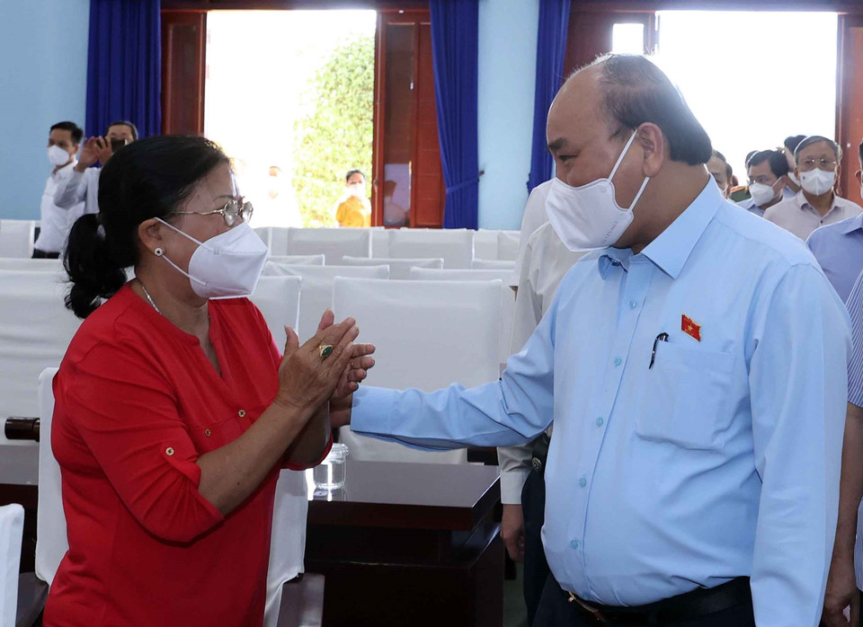 Chủ tịch nước Nguyễn Xuân Phúc gặp gỡ các cử tri tại điểm cầu thị trấn Củ Chi. (Ảnh: Thống Nhất/TTXVN)