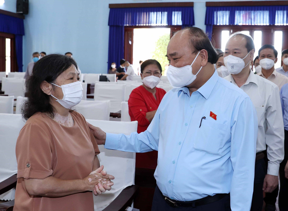 Chủ tịch nước Nguyễn Xuân Phúc gặp gỡ các cử tri tại điểm cầu thị trấn Củ Chi. (Ảnh: Thống Nhất/TTXVN)