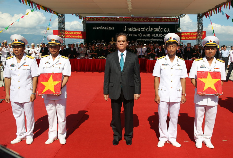 Thủ tướng Nguyễn Tấn Dũng trao quốc kỳ cho chỉ huy tàu ngầm HQ 182 Hà Nội và HQ 183 Thành phố Hồ Chí Minh. (Ảnh: TTXVN)