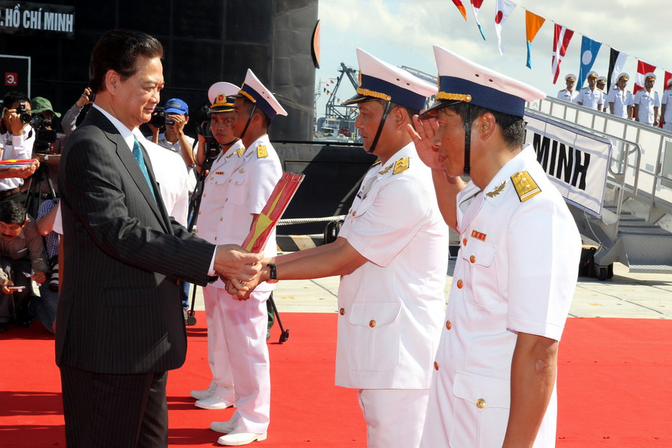 Thủ tướng Nguyễn Tấn Dũng trao quốc kỳ cho chỉ huy tàu ngầm HQ 182 Hà Nội và HQ 183 Thành phố Hồ Chí Minh. (Ảnh: TTXVN)
