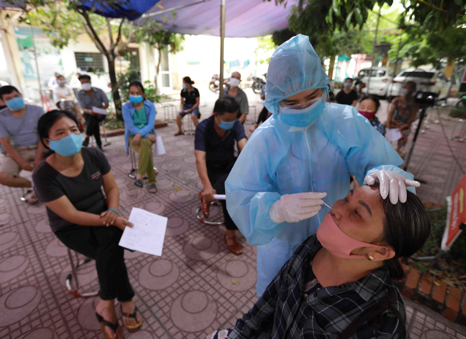 Trong 2 ngày 14-15/8, quận Nam Từ Liêm lấy mẫu xét nghiệm cho 550 người dân ở phường Tây Mỗ, quận Nam Từ Liêm. (Ảnh: Vũ Sinh/TTXVN)