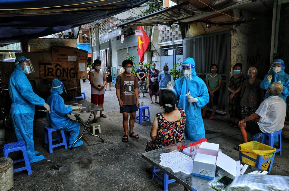 Lấy mẫu xét nghiệm cho toàn bộ người dân phố Quốc Tử Giám, phường Văn Chương, quận Đống Đa, ngày 12/8. (Ảnh: Thành Đạt/TTXVN)