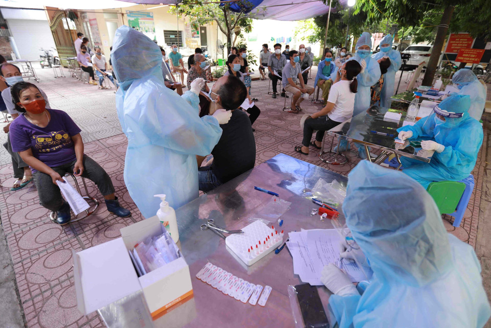 Trong 2 ngày 14-15/8, quận Nam Từ Liêm lấy mẫu xét nghiệm cho 550 người dân ở phường Tây Mỗ, quận Nam Từ Liêm. (Ảnh: Vũ Sinh/TTXVN)