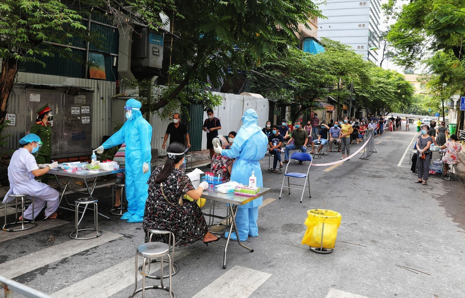 Ngày 13/8, khoảng 6.000 cư dân của 9 tổ dân phố phường Lê Đại Hành, quận Hai Bà Trưng sẽ được lấy mẫu xét nghiệm COVID-19. (Ảnh: Thành Đạt/TTXVN)