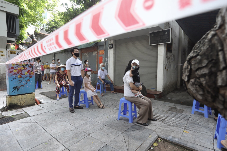 Người dân đến lấy mẫu xét nghiệm COVID-19 tại tổ dân phố số 1 phường Lê Đại Hành, quận Hai Bà Trưng, ngày 14/8. (Ảnh: Minh Quyết/TTXVN)