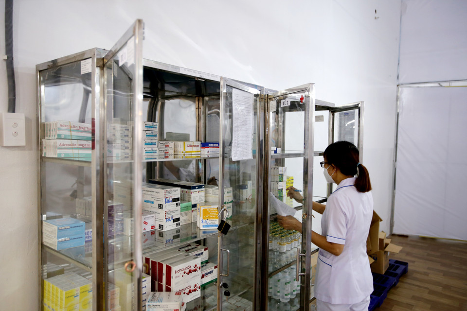 Các điều dưỡng chuẩn bị tủ thuốc tại Bệnh viện dã chiến điều trị bệnh nhân COVID-19 đa tầng quận Tân Bình. (Ảnh: Thành Chung/TTXVN)
