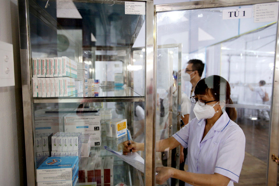 Các điều dưỡng chuẩn bị tủ thuốc tại Bệnh viện dã chiến điều trị bệnh nhân COVID-19 đa tầng quận Tân Bình. (Ảnh: Thành Chung/TTXVN)