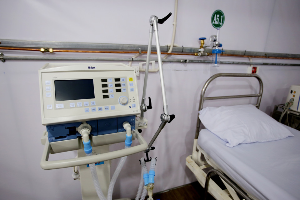 Giường bệnh có đầy đủ trang thiết bị để cấp cứu cho các bệnh nhân COVID-19. (Ảnh: Thành Chung/TTXVN)