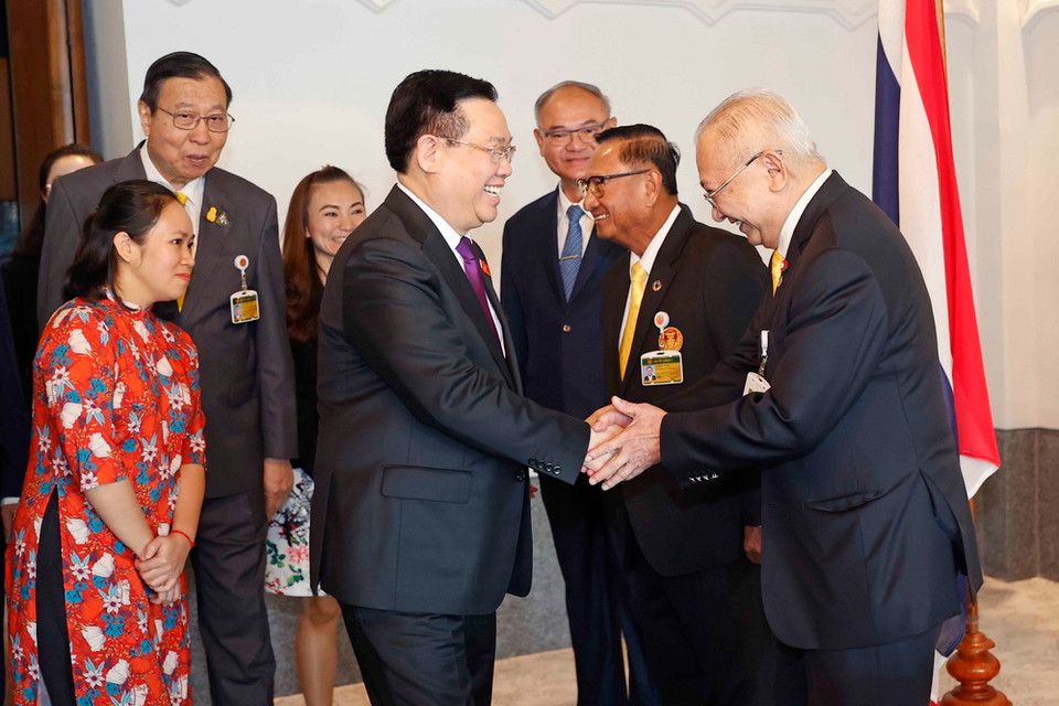 Chủ tịch Quốc hội Vương Đình Huệ với thành viên Thượng viện Thái Lan. (Ảnh: Doãn Tấn/TTXVN)