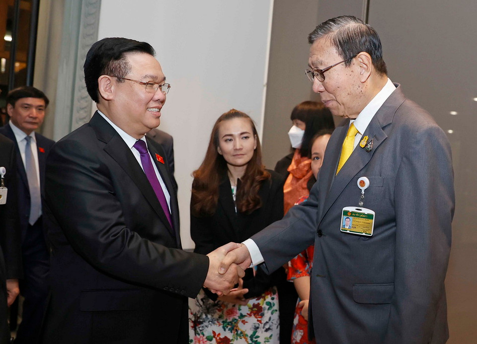 Chủ tịch Thượng viện Thái Lan Pornpetch Wichitcholchai đón Chủ tịch Quốc hội Vương Đình Huệ. (Ảnh: Doãn Tấn/TTXVN)