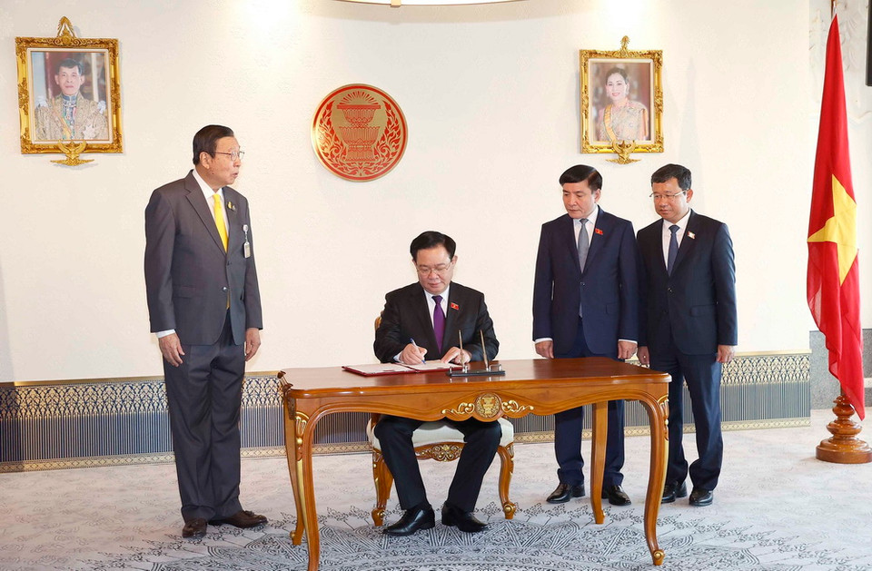 Chủ tịch Quốc hội Vương Đình Huệ ký Sổ lưu niệm. (Ảnh: Doãn Tấn/TTXVN)