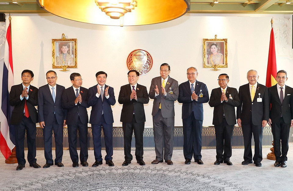 Chủ tịch Quốc hội Vương Đình Huệ và Chủ tịch Thượng viện Thái Lan Pornpetch Wichitcholchai với đại biểu. (Ảnh: Doãn Tấn/TTXVN)