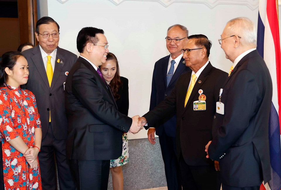 Chủ tịch Quốc hội Vương Đình Huệ với thành viên Thượng viện Thái Lan. (Ảnh: Doãn Tấn/TTXVN)