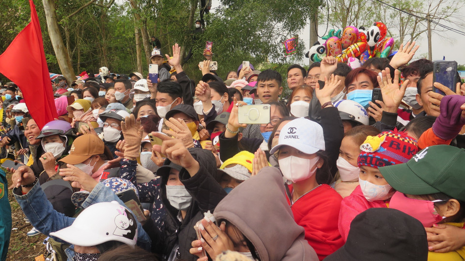 Hàng nghìn người dân đến xem và cổ vũ. (Ảnh: Tường Quân/TTXVN)