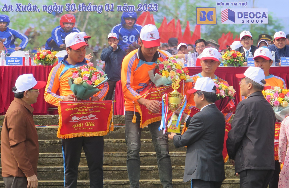 Trao giải nhất, nhì, ba cho các kỵ sỹ. (Ảnh: Tường Quân/TTXVN)