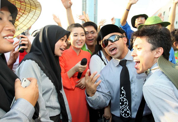 Các bạn thanh niên cùng nhau hát thay lời chào tạm biệt trước khi tiếp tục hành trình. (Ảnh: Thanh Vũ/TTXVN)