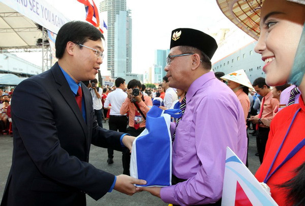 Bí thư Thành đoàn Thành phố Hồ Chí Minh Lê Quốc Phong tiễn đoàn Tàu thanh niên Đông Nam Á. (Ảnh: Thanh Vũ/TTXVN)