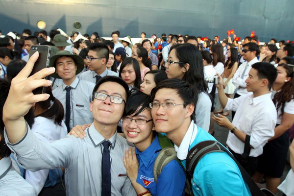 Các bạn thanh niên chụp ảnh lưu niệm trước khi rời Thành phố Hồ Chí Minh. (Ảnh: Thanh Vũ/TTXVN)