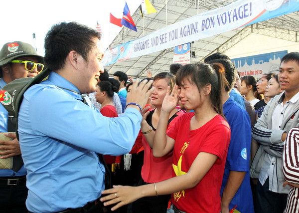 Tình cảm lưu luyến giữa các bạn thanh niên trong lễ tiễn đoàn rời cảng Sài Gòn. (Ảnh: Thanh Vũ/TTXVN)