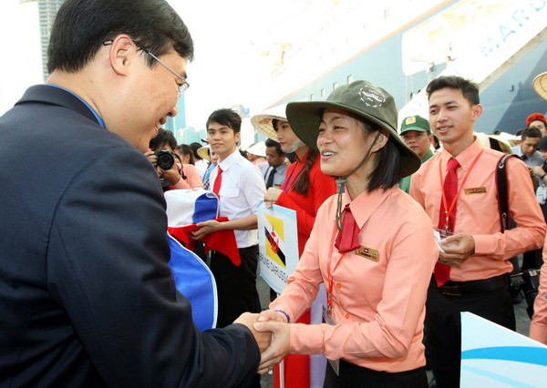 Bí thư Thành đoàn Thành phố Hồ Chí Minh Lê Quốc Phong tiễn đoàn Tàu thanh niên Đông Nam Á. (Ảnh: Thanh Vũ/TTXVN)