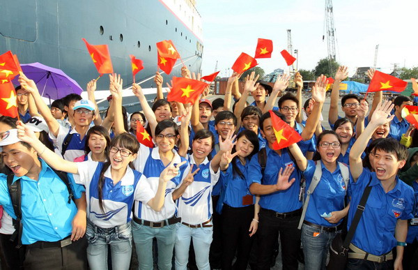 Đông đảo các bạn thanh niên Thành phố Hồ Chí Minh tiễn đoàn rời cảng Sài Gòn. (Ảnh: Thanh Vũ/TTXVN)