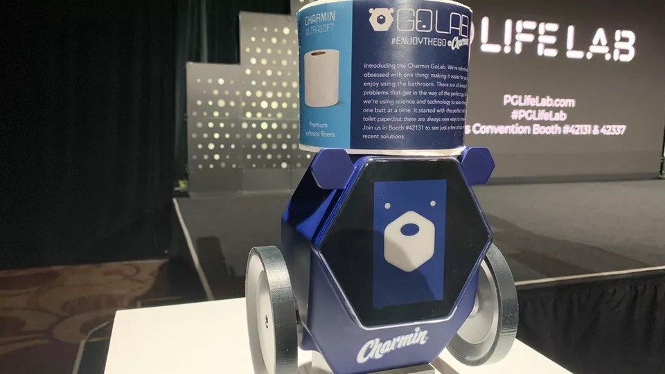 Charmin Rollbot - robot chuyên "cứu giúp" những người mắc kẹt trong nhà vệ sinh vì thiếu giấy. (Ảnh: Cnet)