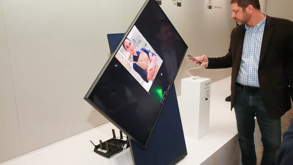 Samsung Sero - chiếc TV có thể xoay ngang như điện thoại di động. (Ảnh: Cnet)